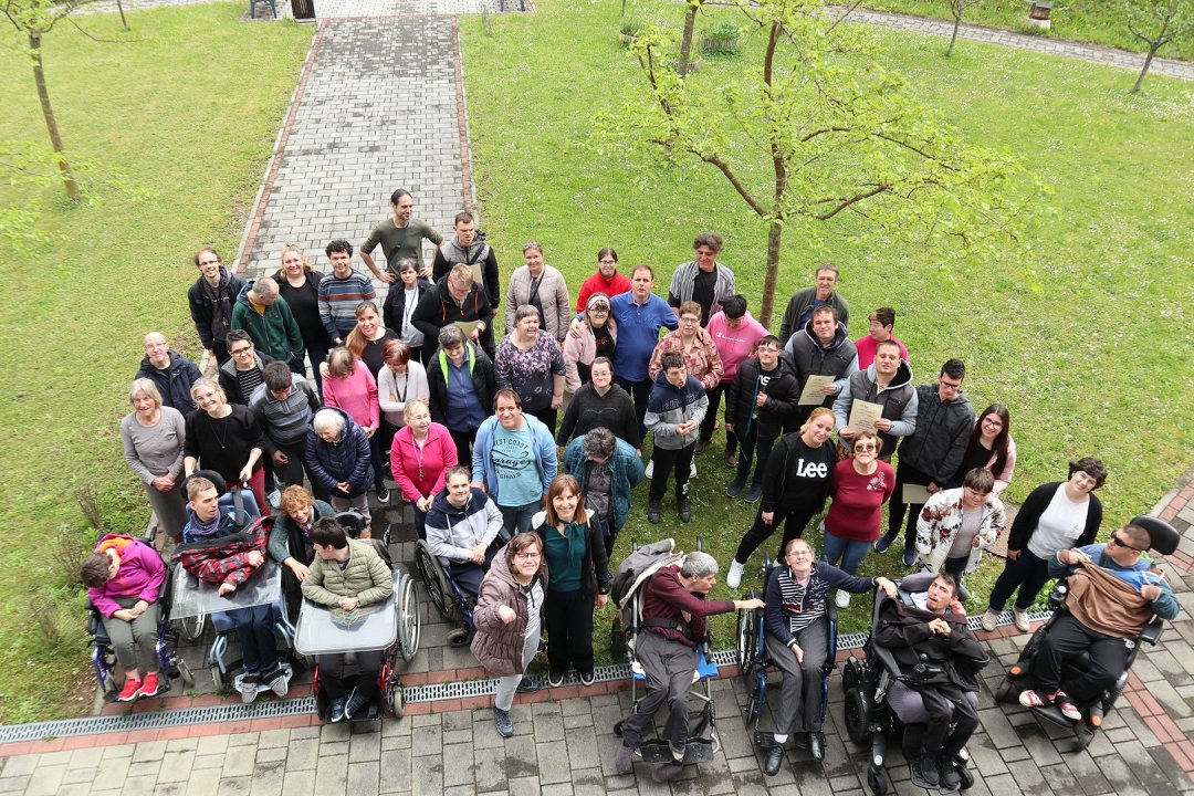 na sliki so učenci OŠ Kozara ter uporabniki VDC Nova Gorica, slikani so z vrha