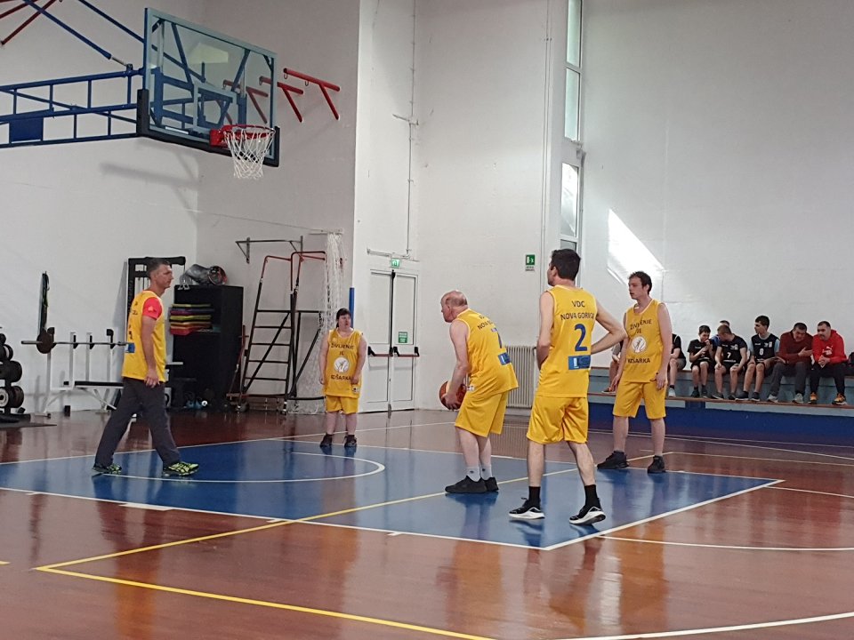Ogrevanje naše ekipe pred prvo tekmo igralci mečejo na koš