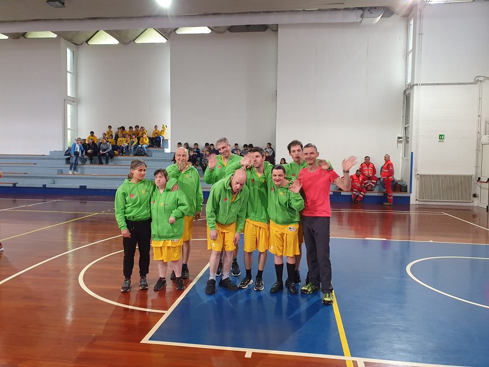Pozdrav naše košarkarske ekipe iz igrišča proti tribuni gledalcem