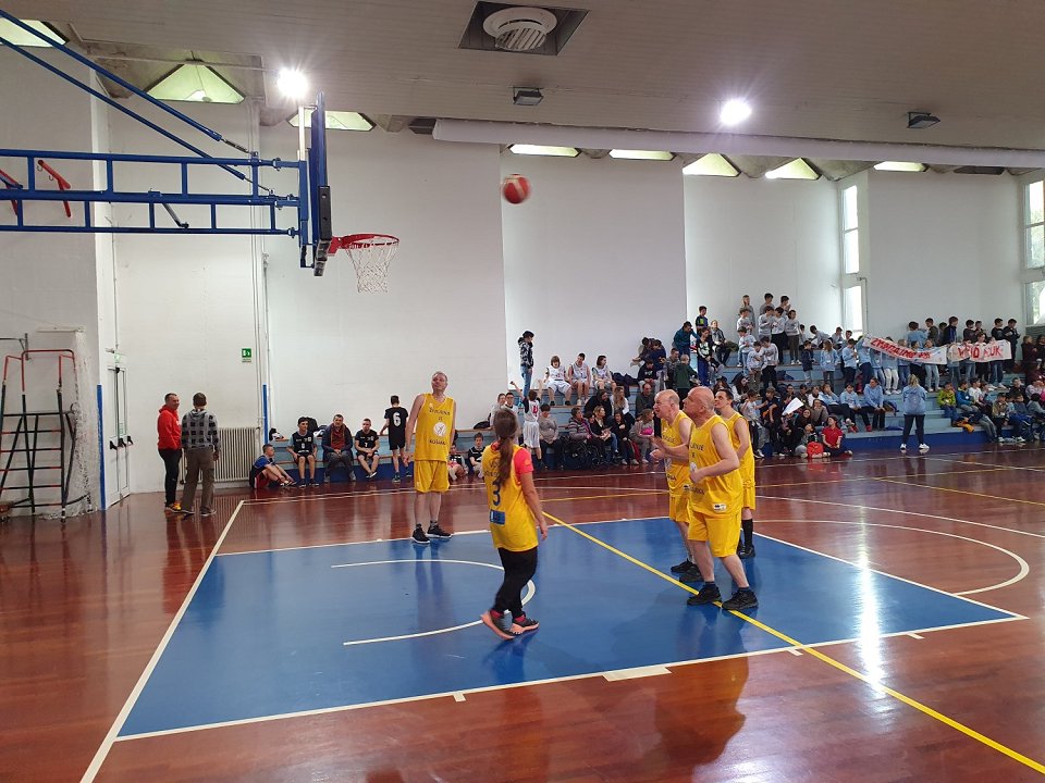 Ogrevanje naše ekipe pred drugo tekmo metanje na koš