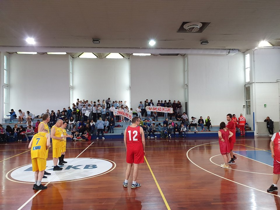 Pozdrav naše in nasprotne ekipe pred drugo tekmo