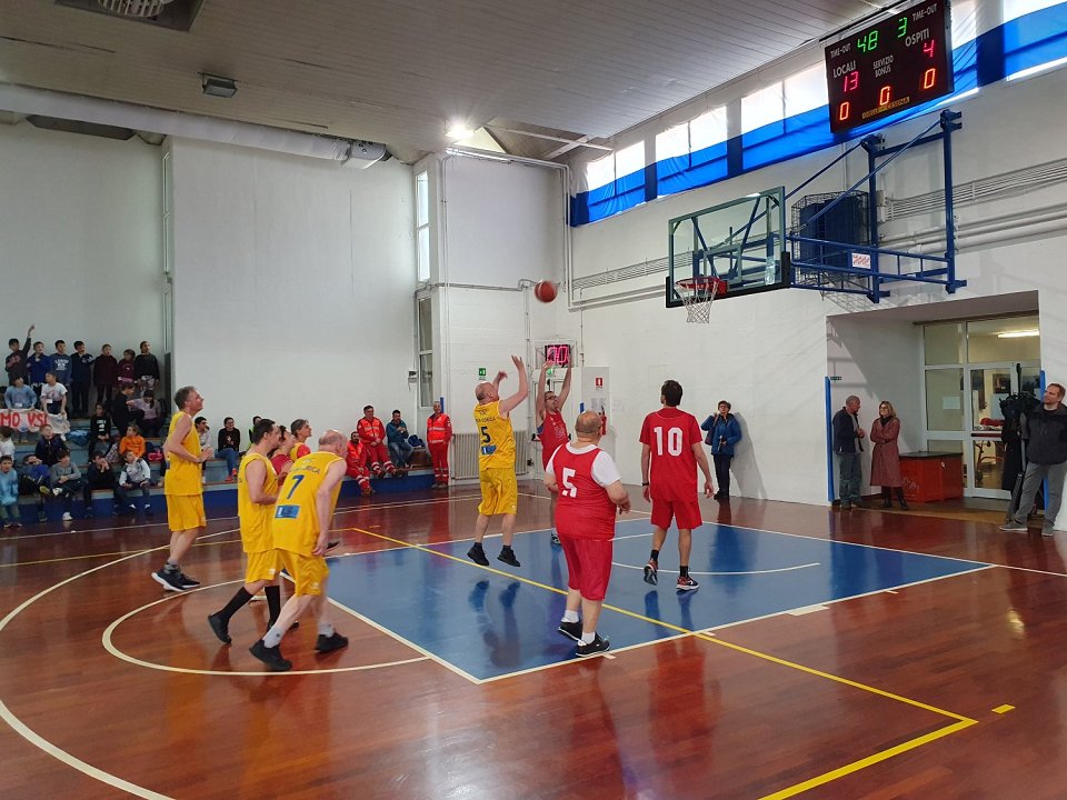 Naš igralec meče na koš Nasprotna ekipa v obrambi