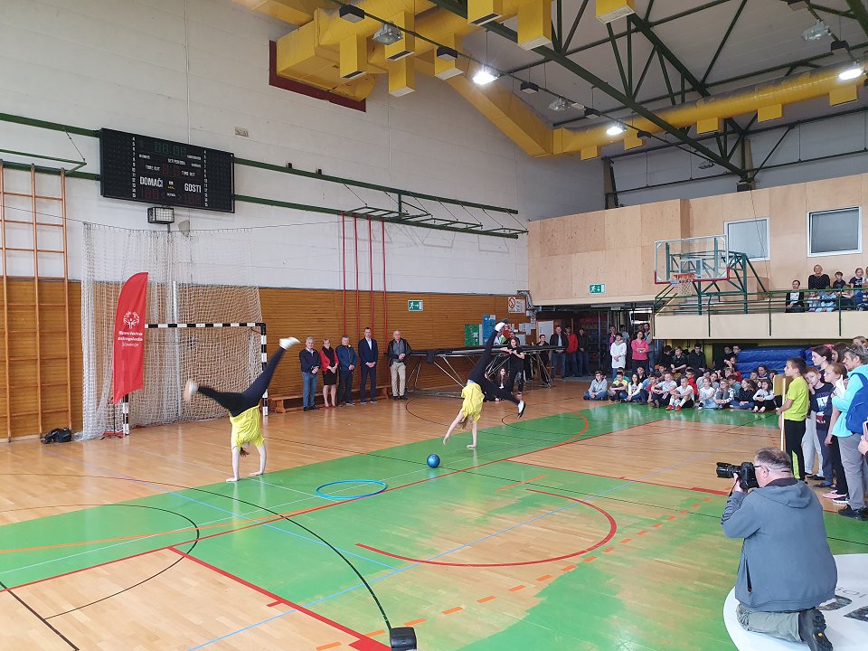 Zabavna plesna točka ritmične gimnastike na otvoritvi iger