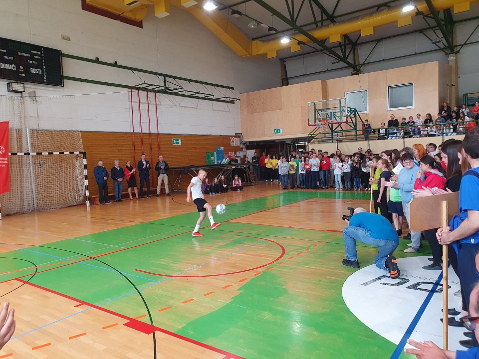 Zabavna nogometna točka na otvoritvi iger
