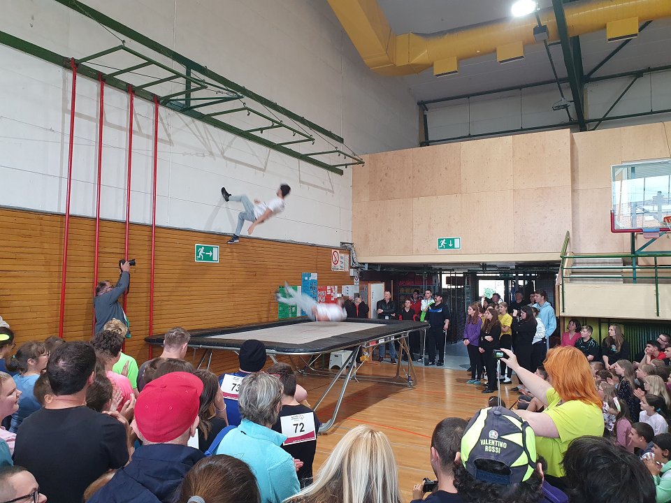 Akrobatska skupina Dunking davils na otvoritvi iger