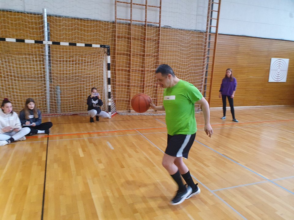 Igralec VDC Nova Gorica pri drugem elementu košarke vodi žogo v teku