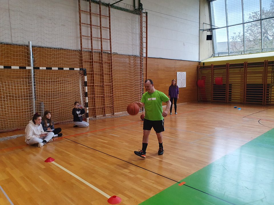 Drugi igralec VDC Nova Gorica pri drugem elementu košarke vodi žogo v teku
