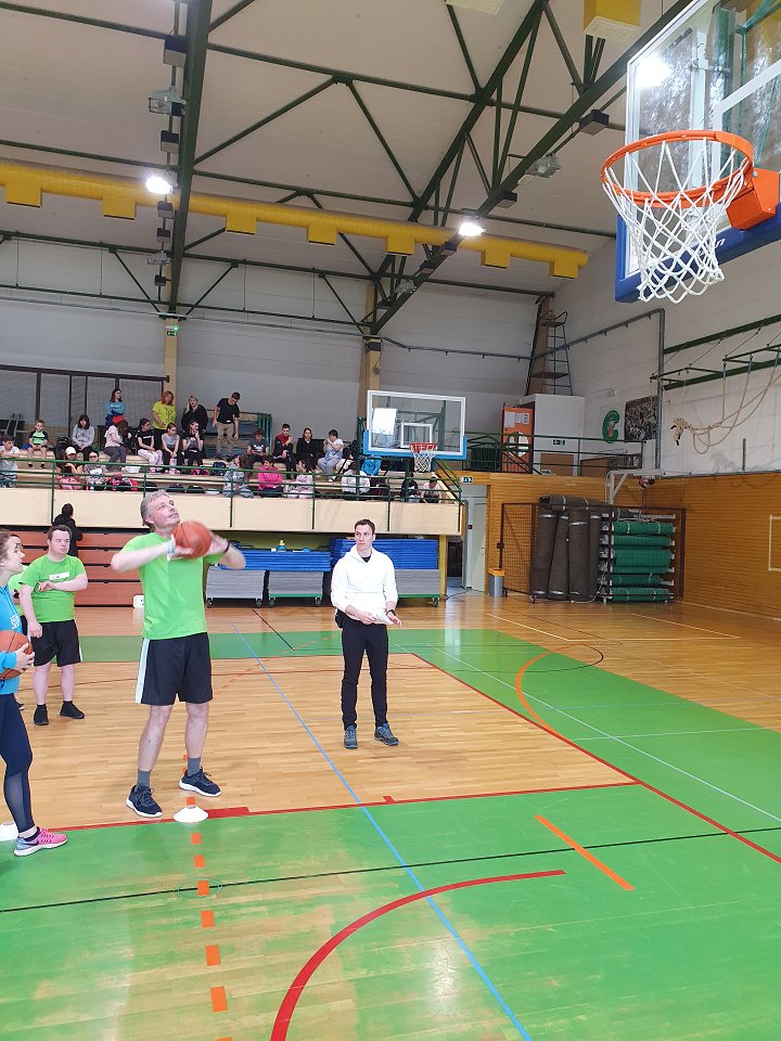 Drugi igralec VDC Nova Gorica pri tretjem elementu košarke meče na koš