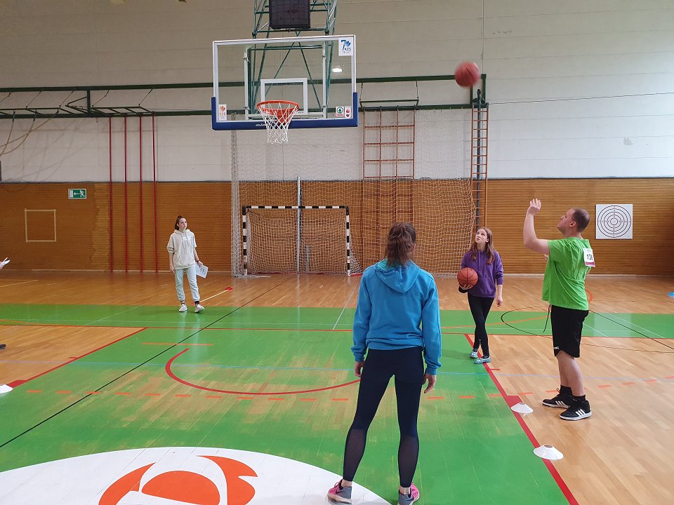 Tretji igralec VDC Nova Gorica pri tretjem elementu košarke meče na koš