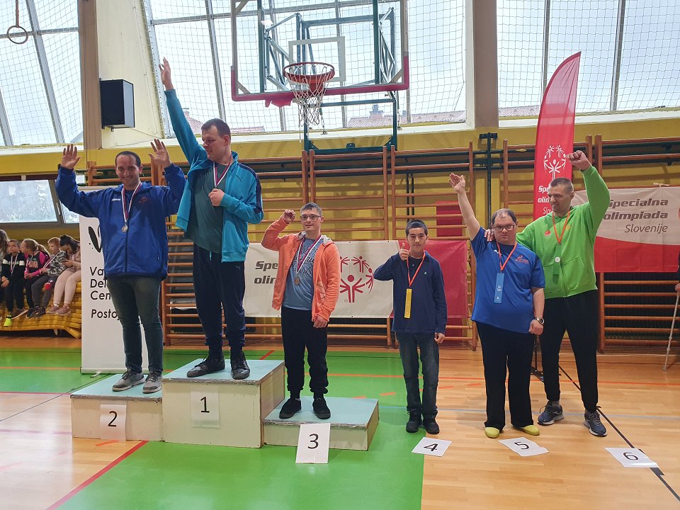 Podelitev medalj na stopničkah je en naš igralec