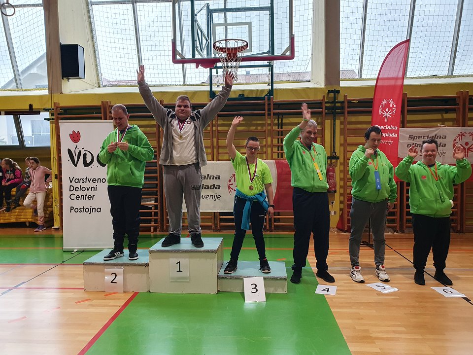 Podelitev medalj na stopničkah so štirje naši igralci