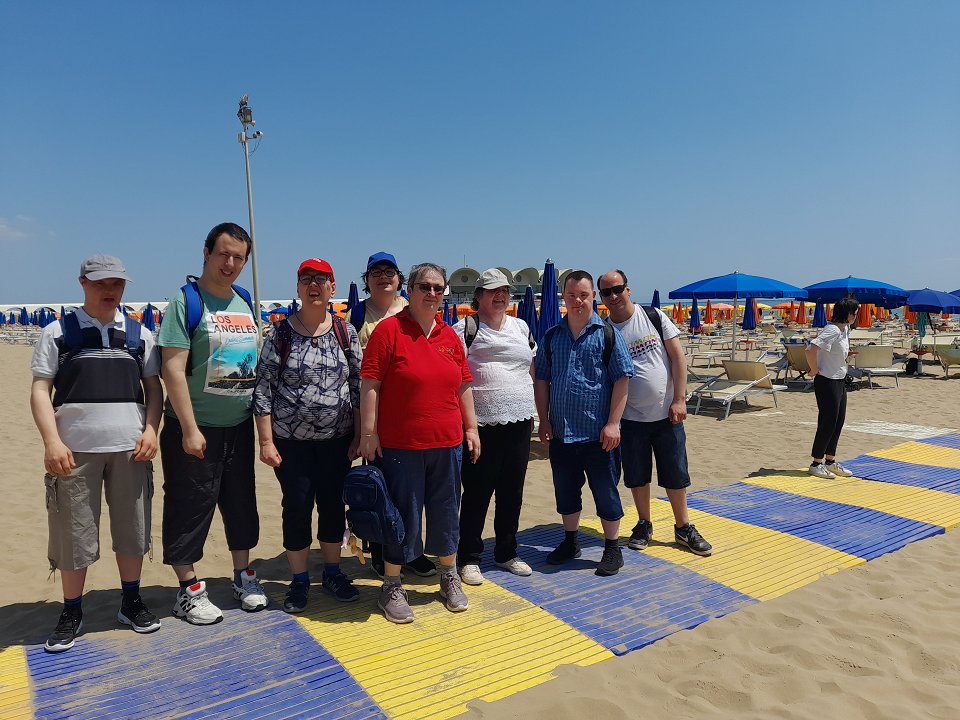 Na sliki je skupina uporabnikov na peščeni plaži Lignana