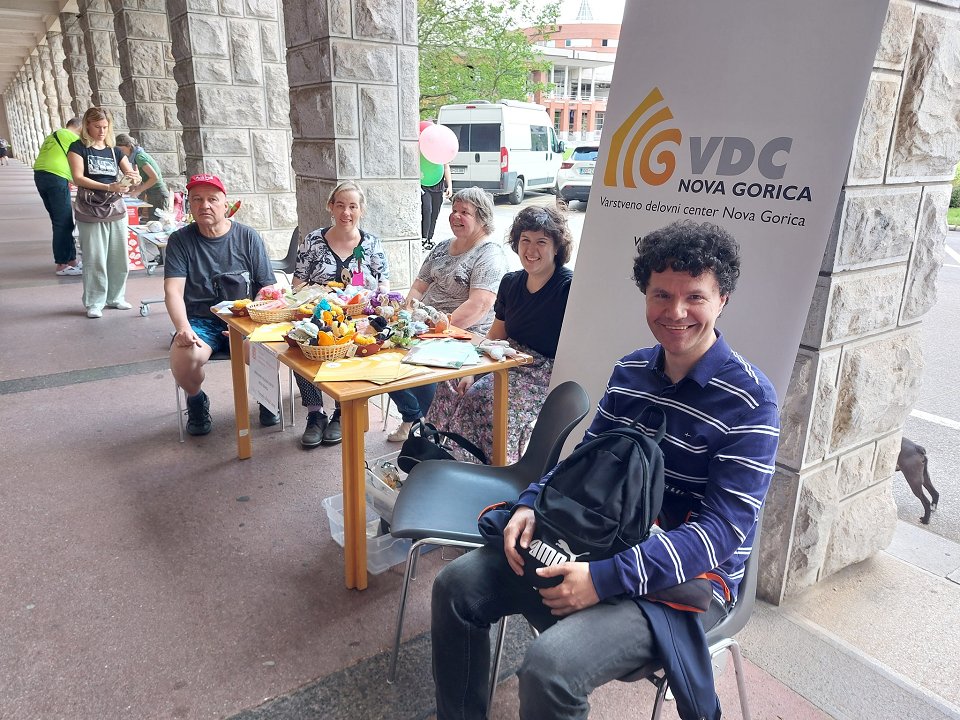 Skupina uporabnikov s spremljevalko na predstavitveni stojnici VDC Nova Gorica