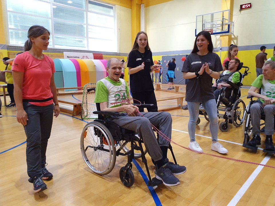 Naš tekmovalec se vleče po vrvi do cilja vesel in nasmejan