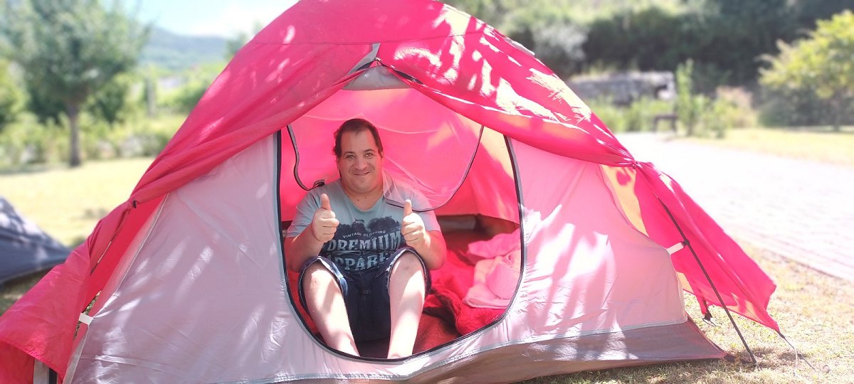 Nasmejan uporabnika maha iz šotora