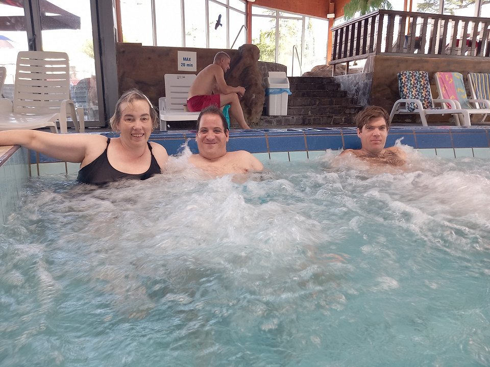 Trije uporabniki uživajo v masažnem bazenu