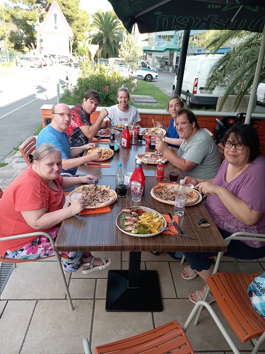 Na sliki skupina uporabnikov, jedo večerjo v restavraciji