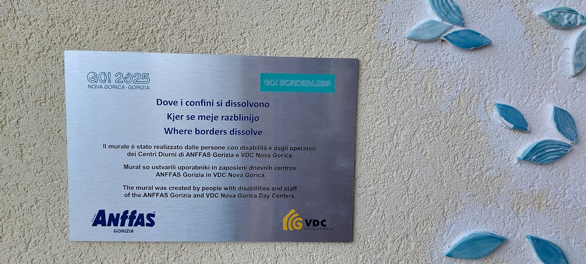 Tablica z napisom imena murala v več jezikih