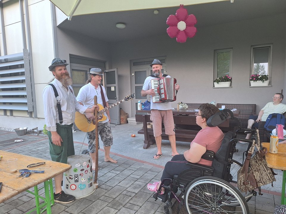 Uporabniki poslušajo nastop skupine Ansambl Ikebana